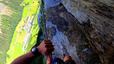 un hombre dando pasos lentos a través de escalones de metal a una altitud de 800 m