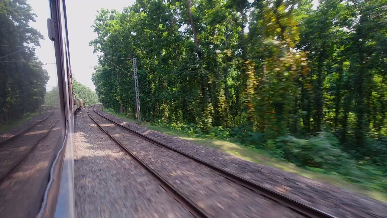 otro tren que pasa por el tren