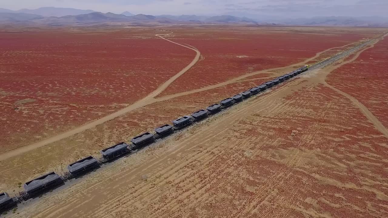 은 사막 풍경 의 긴 화물 열차