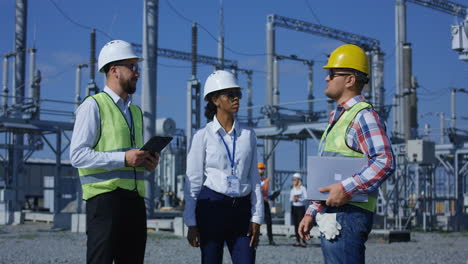 ingenieros de la planta de energía discutiendo el proyecto