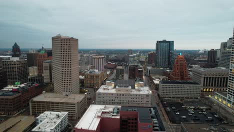 Slider-Shot-of-Milwaukee-Beautiful-Cityscape-At-Day-Time,-State-Of-Wisconsin,-USA