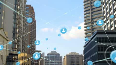 animación de una red de iconos digitales frente a una vista aérea de edificios altos