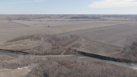 West-Nodaway-River,-Schlängelt-Sich-Durch-Landwirtschaftliche-Flächen,-Von-Oben,-Im-Winter