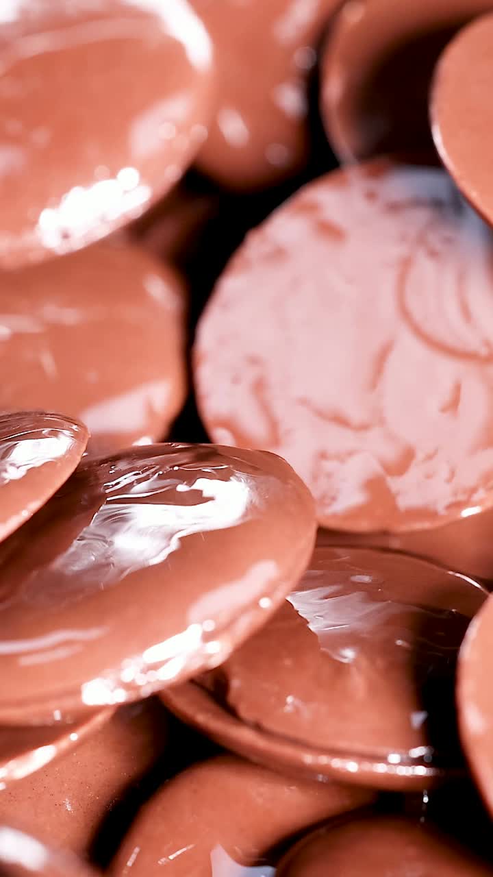 discos de chocolate en cascada y que se depositan en capas