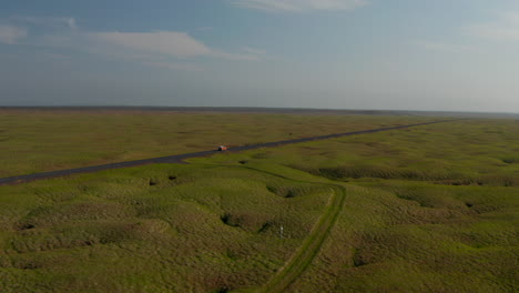 Vista-Aérea-De-La-Conducción-De-Automóviles-En-La-Carretera-De-Circunvalación,-La-Carretera-Más-Importante-De-Islandia.-Drone-View-Car-Viajando-En-La-Carretera-De-Circunvalación-Descubriendo-Partes-Deshabitadas-De-Islandia