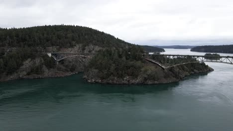 Aguas-Verde-Esmeralda-Fluyen-Debajo-Y-Alrededor-Del-Puente-Del-Paso-Del-Engaño,-órbita-Aérea-Lenta