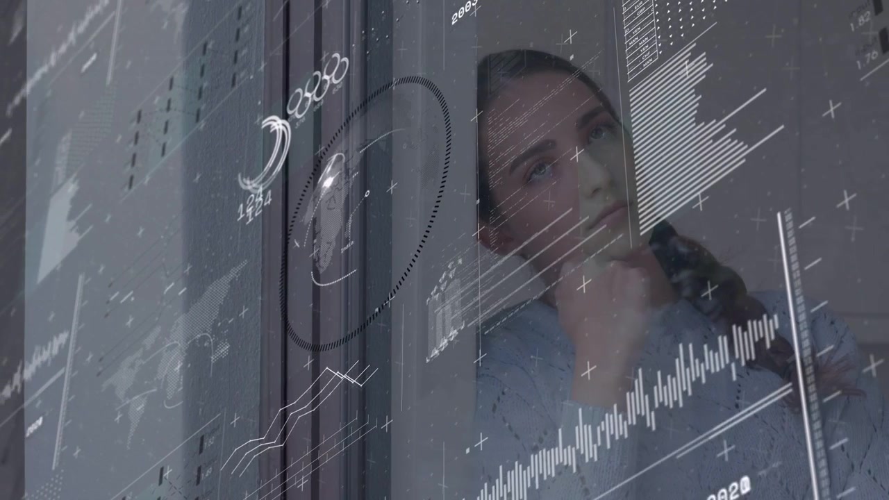 Donna in piedi dietro un vetro che analizza dati aziendali, con grafici a linee animati che appaiono sul vetro.