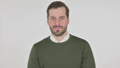 hombre apuntando a la cámara y invitando, pantalla blanca