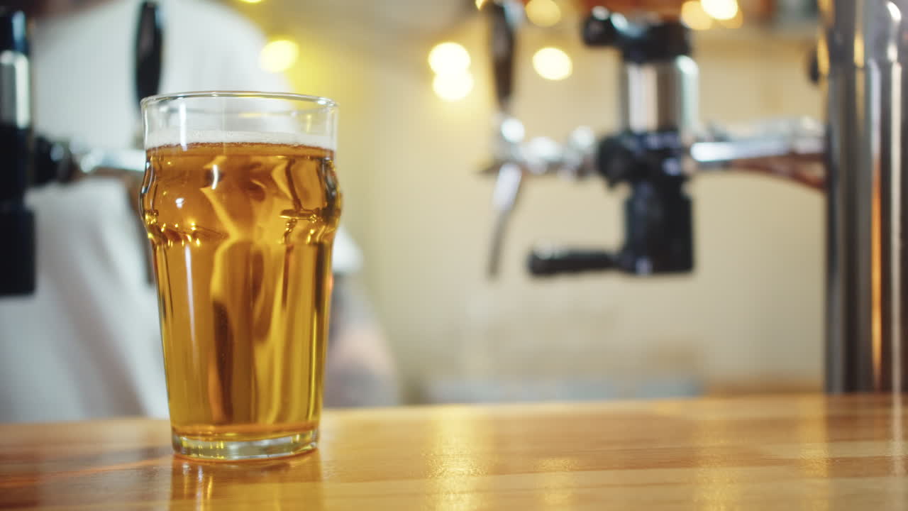 Ein Kunde bezahlt in einer Bar sein Bier mit einer Smartwatch