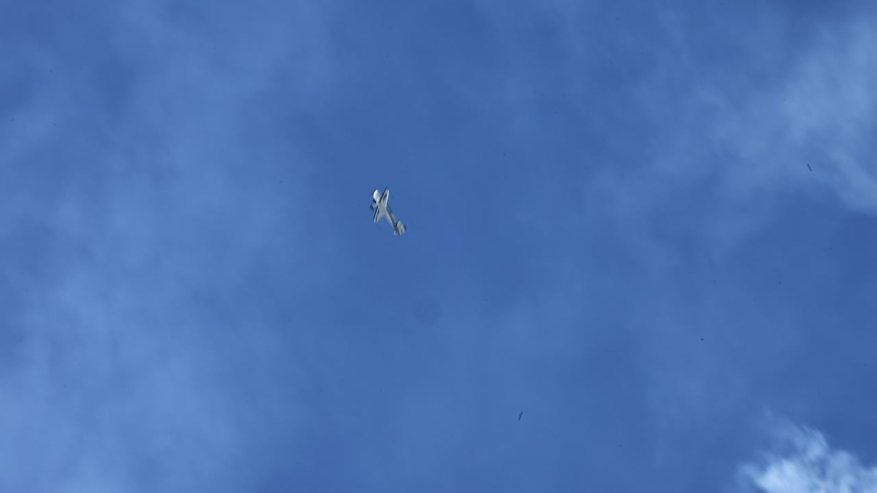 비행기가 파란 하늘에서 루프와 트레일을 실행합니다.