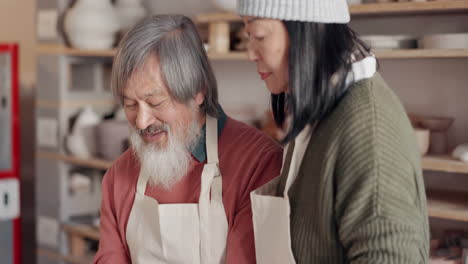 Pareja-De-Ancianos,-Amor-Y-Beso-En-Taller-De-Cerámica