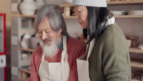 vieja pareja, amor y beso en el taller de cerámica