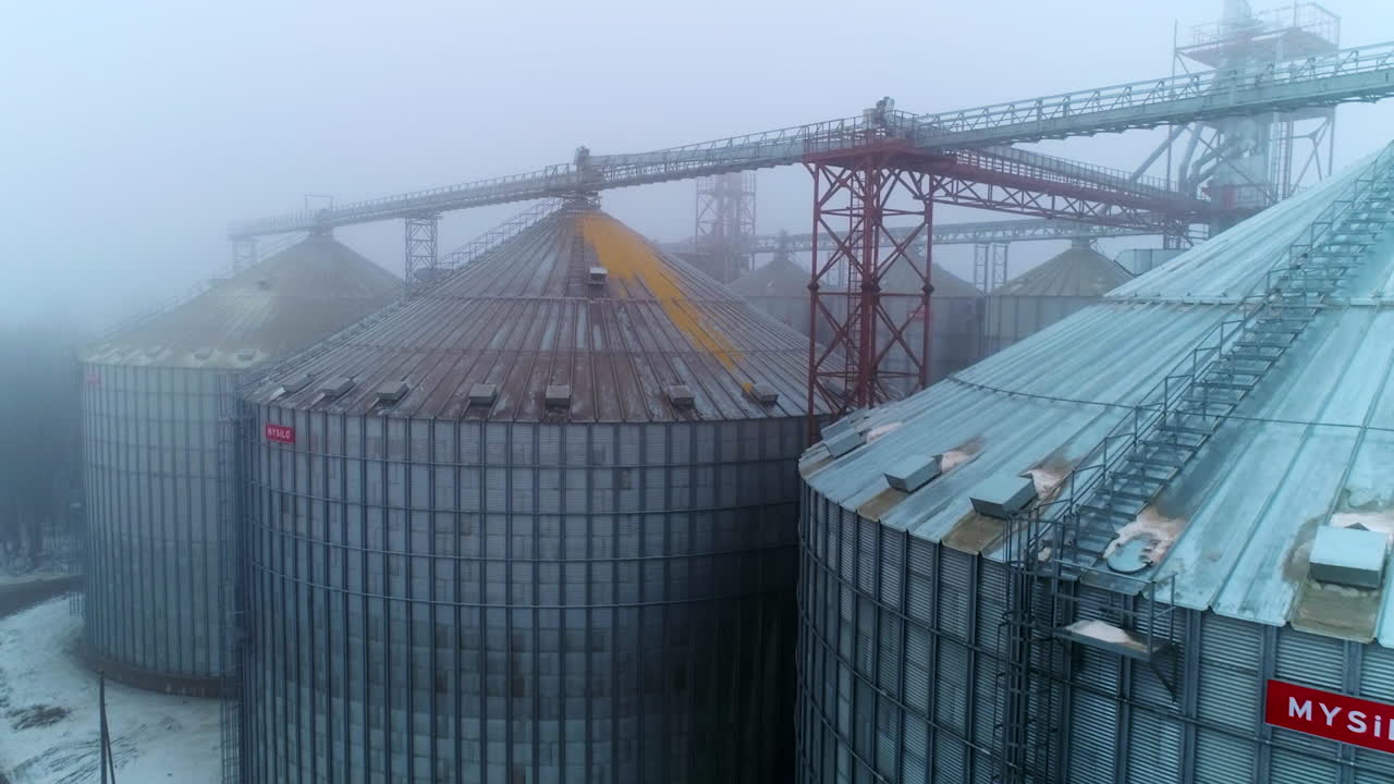 Getreidesilos bei nebligem Wetter