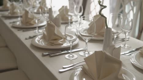configuración elegante de la mesa en un restaurante