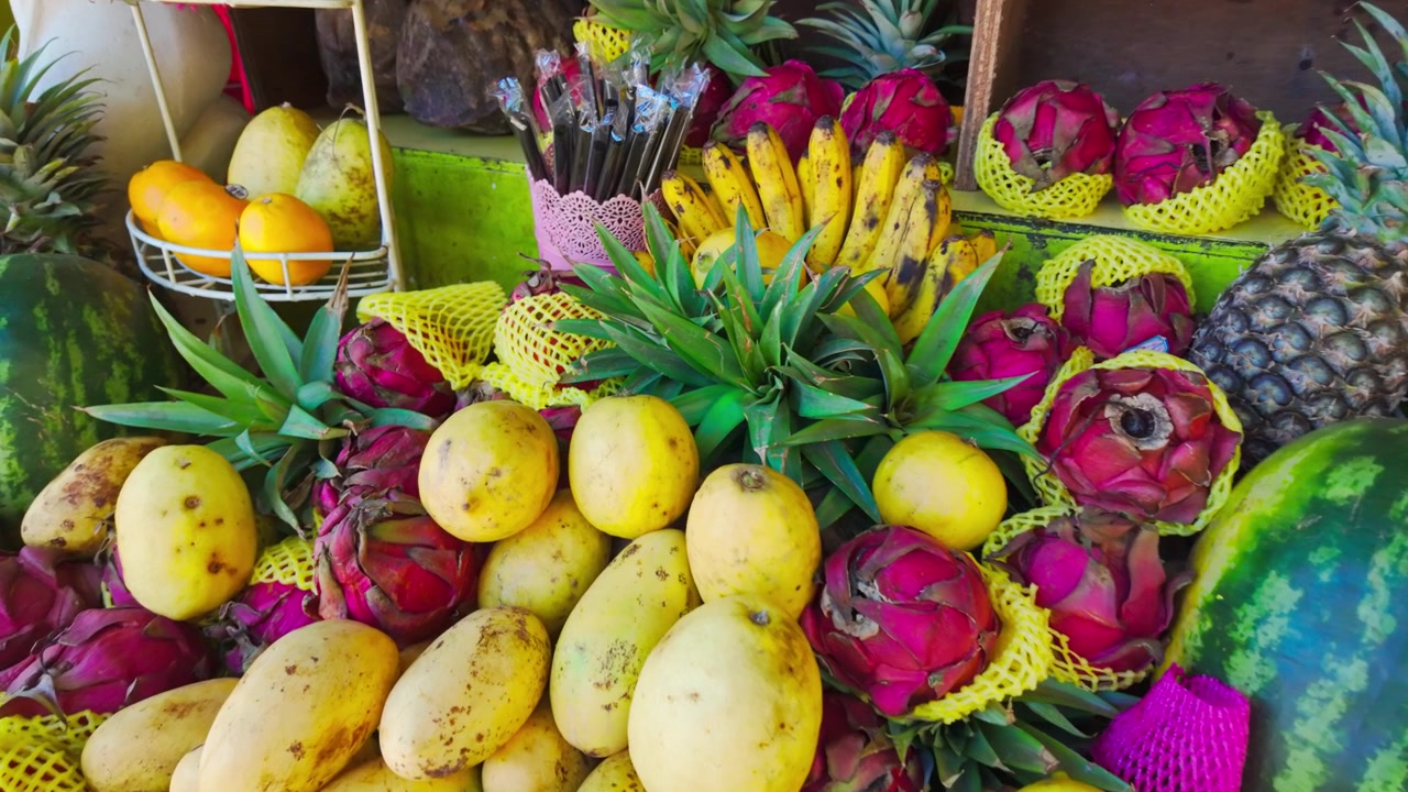 Collezione di frutta esotica esposta in una vivace scena di mercato a bordo strada a Cebu.