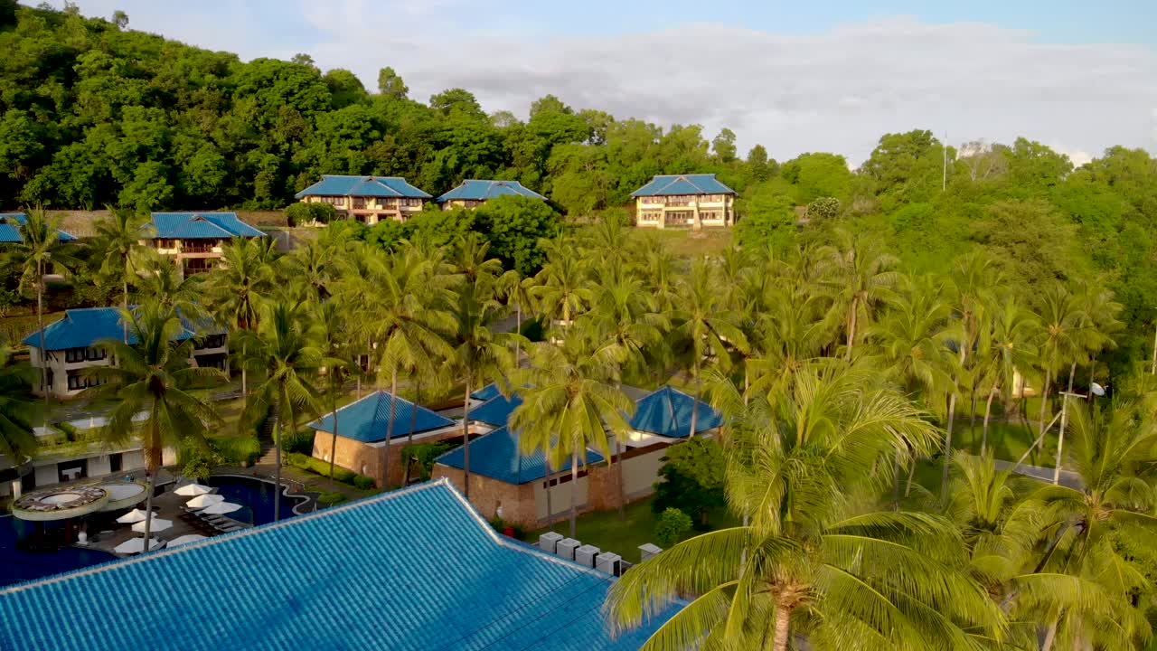 despegue aéreo sobre un resort de lujo en la costa de lombok, indonesia