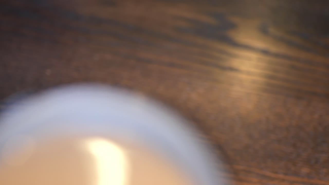 clip de estilo pov de un hombre caucásico tomando un trago de una taza de café con café o té caliente y volviéndolo a dejar