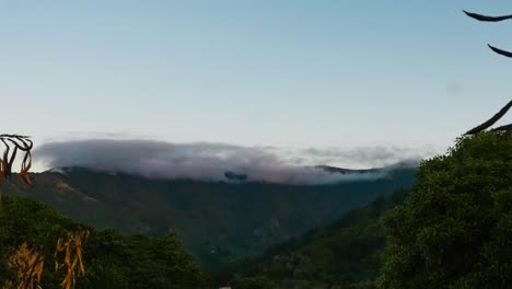 Nubes-Rodantes-Sobre-La-Montaña-Mientras-El-Sol-Se-Pone-Lapso-De-Tiempo