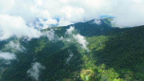 Durch-Eine-Unglaublich-Schöne-Wolkenlandschaft-Fliegen