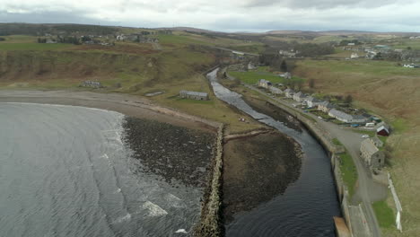 vista aérea hacia el interior hacia la ciudad de dunbeath al otro lado de la desembocadura del río, caithness, escocia