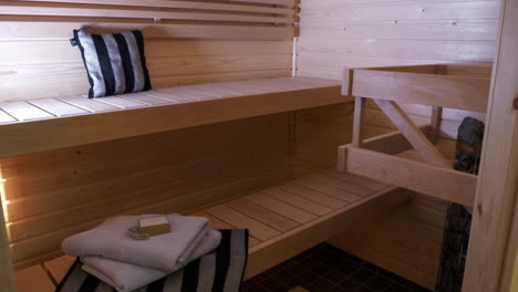 Innenraum-Einer-Typischen-Traditionellen-Finnischen-Sauna-In-Einem-Privathaus-In-Finnland