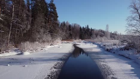 Río-Parcialmente-Congelado-De-Invierno-En-Vista-Aérea-Del-Paisaje-Forestal