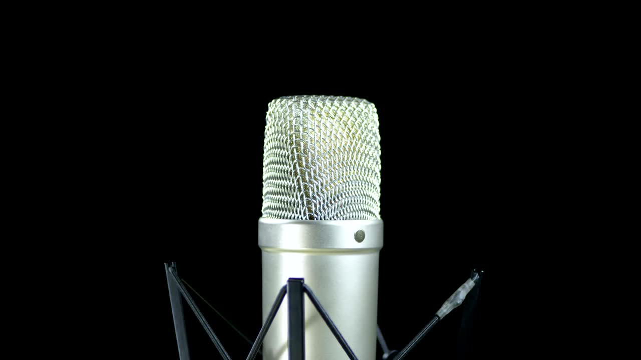 micrófono de estudio con araña gira sobre un fondo negro