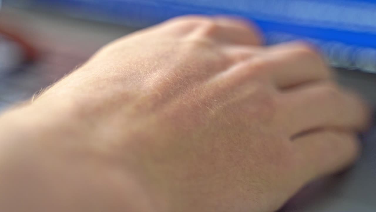 전문적인 환경에서 키보드를 입력할 때 손에 집중