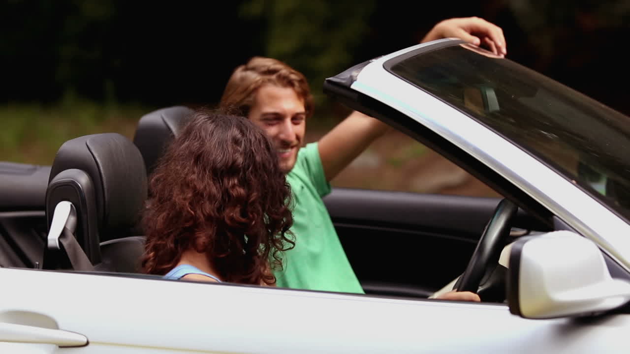 una pareja encantadora hablando.