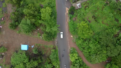 Lonavla-City-Hill-Station-Drone-Shot-Siguiendo-La-Vista-Superior-Del-Coche-Vista-De-Pájaro-En-Un-Día-Lluvioso-City-Inova