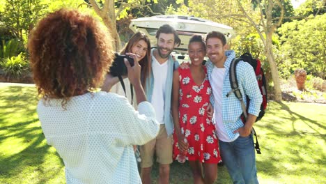 mujer haciendo clic en una foto de sus amigos