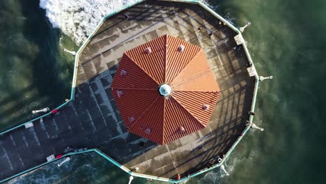 Close-up-town-down-view-of-Manhattan-Beach-Pier-and-Roundhouse-Aquarium-in-USA