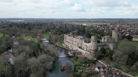 Warwick-Castle-Warwickshire-Großbritannien-Schwenkdrohne,-Luftaufnahme