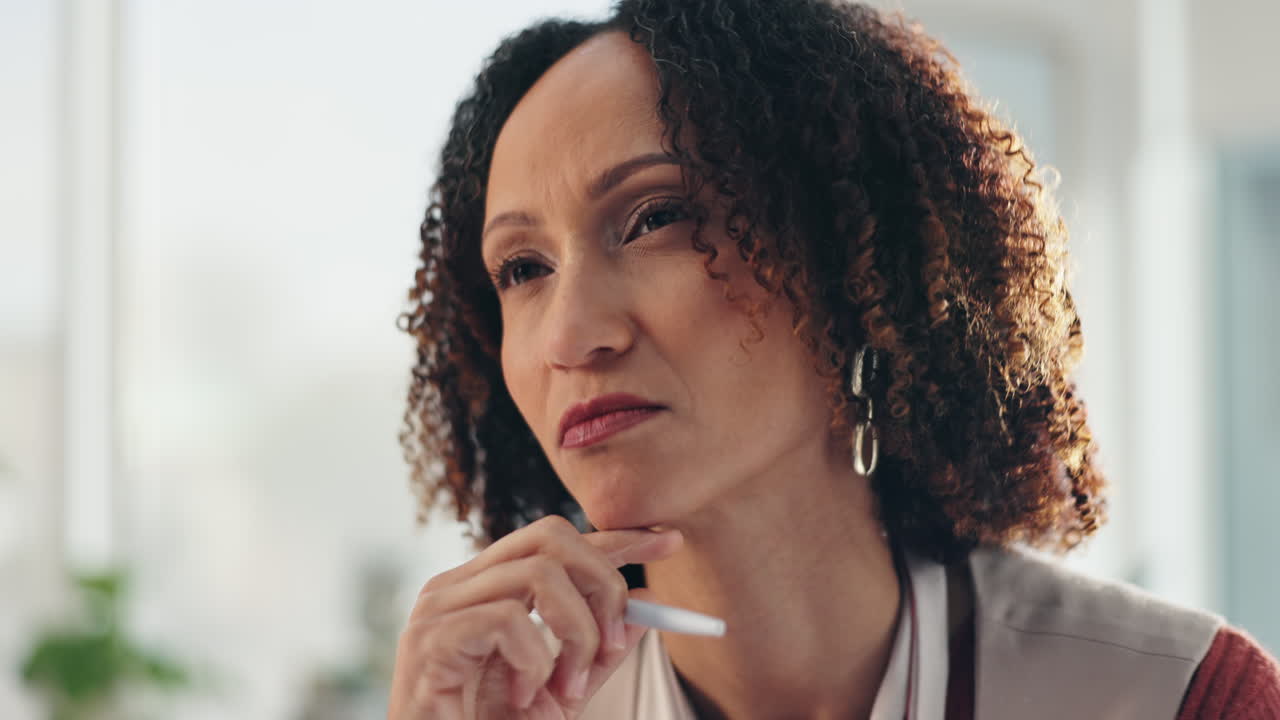 una empresaria pensando