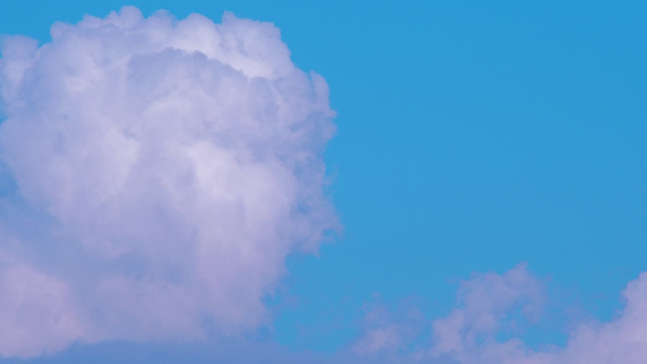 화창한 날에 아름다운 흰색 빠르게 움직이는 푹신한 구름과 하늘의 시간 경과, 중간 샷