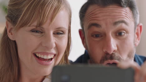 pareja feliz teniendo video chat usando un teléfono inteligente hablando con un amigo mirando sorprendido disfrutando de la comunicación en línea en el teléfono móvil