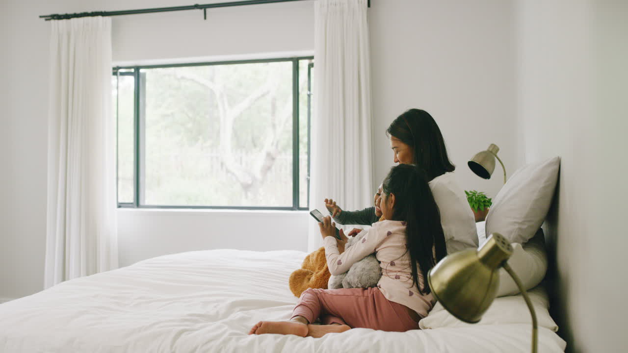 귀여운 엄마가 디지털으로 아이들을 즐겁게 하고 있습니다.