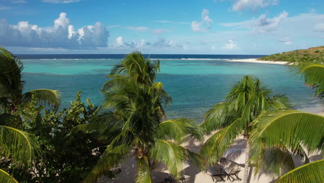 vista aérea de la piscina vacía y la playa del resort de lujo en las islas vírgenes británicas, disparo de drones