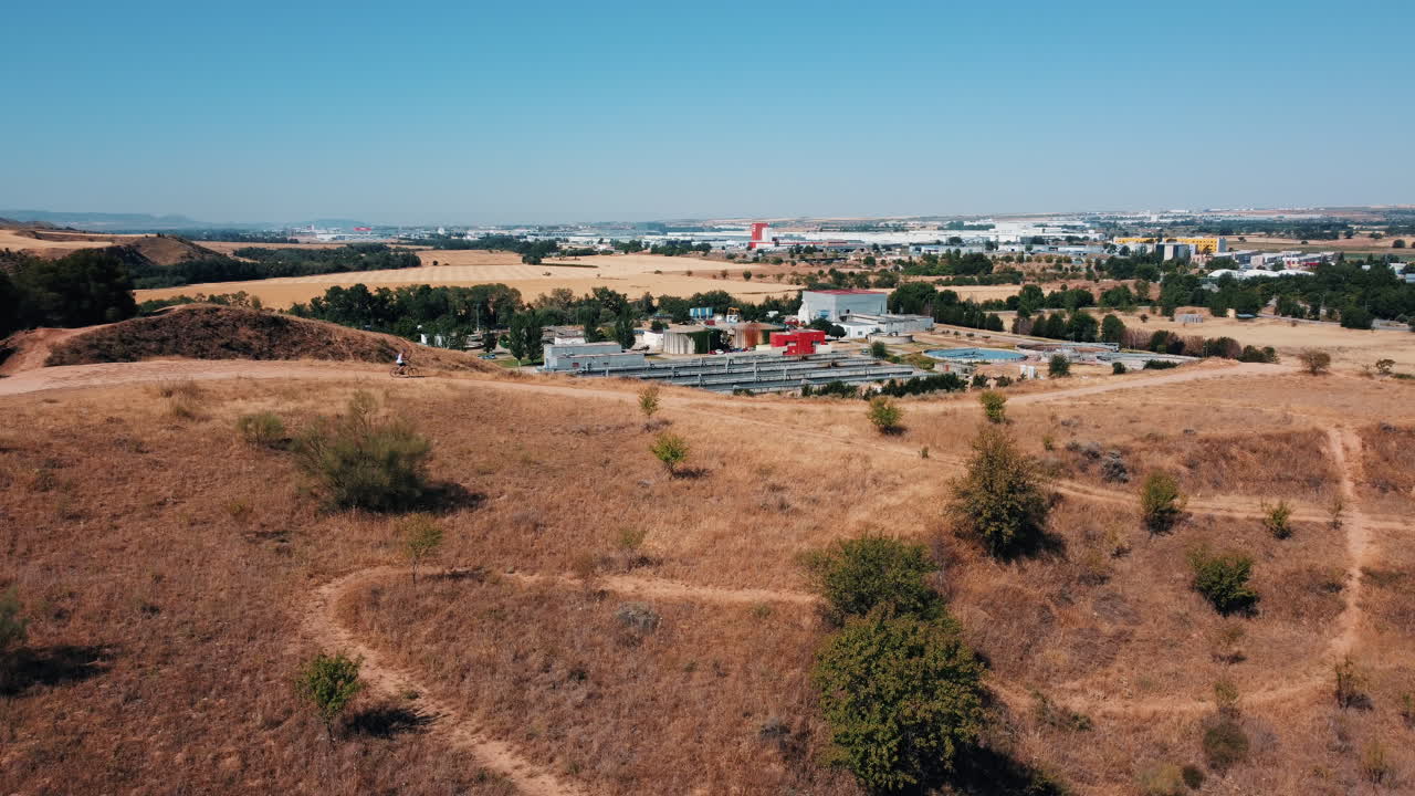 воздушный вид водоочистной станции в сельской местности