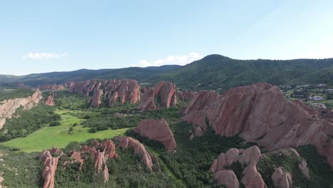 pueblo de punta de flecha hermosamente ubicado en las montañas y campo de golf con formaciones rocosas naturales