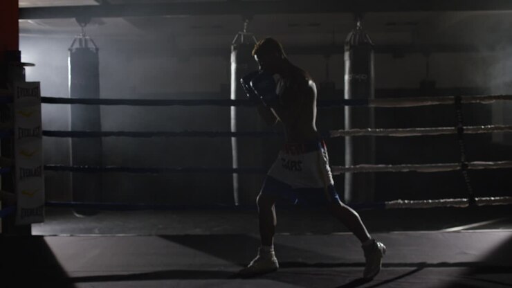 Pugile in allenamento sul ring