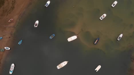 barcos en el río, disparos aéreos de drones