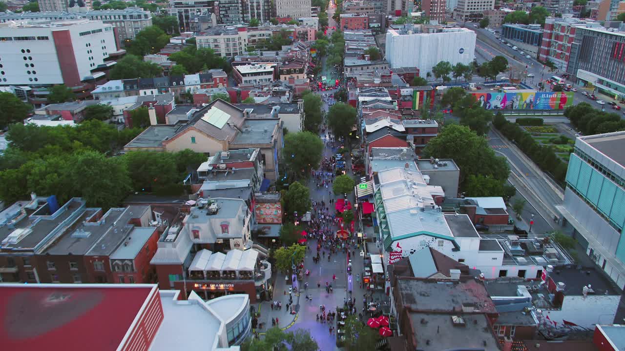 montreal-quebec aerial v76: vista de pájaro volando bajo sobre el festival de la calle