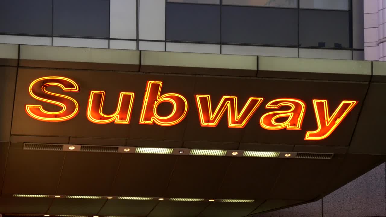 타임스퀘어 뉴욕의 조명 지하철 로그인