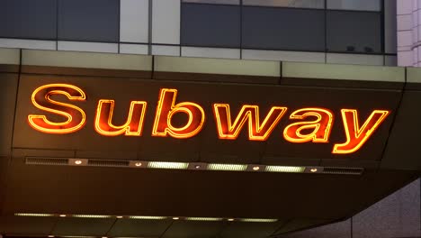 Beleuchtete-U-Bahn-Schild-Am-Times-Square-In-New-York