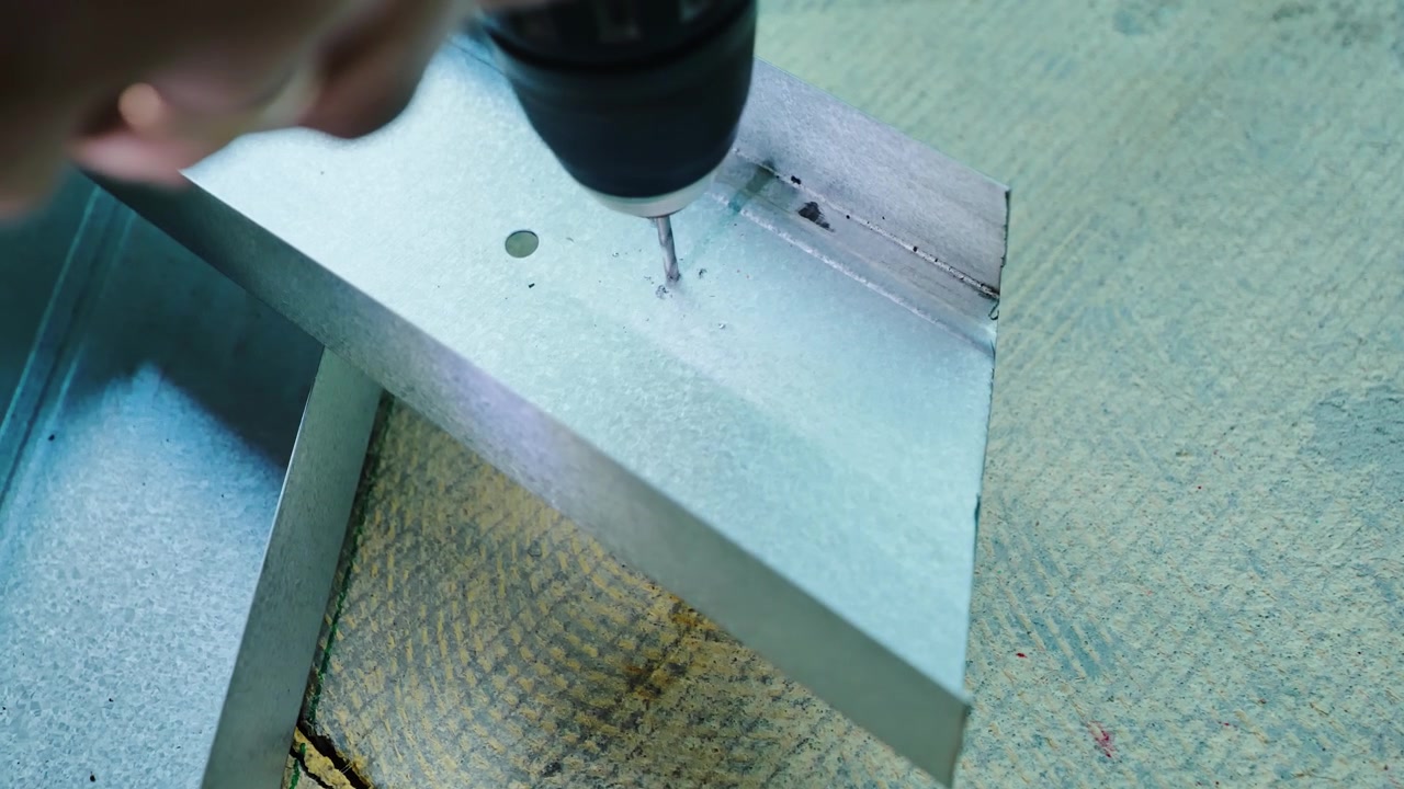 Boring af skruer i galvaniseret stålprofil - Nærbillede af professionelt metalarbejde