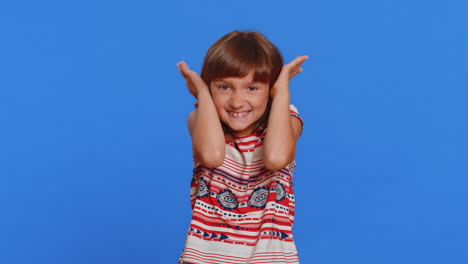 chica de escuela frustrada niño cubriendo las orejas ignorando el ruido desagradable voces fuertes evitando consejos