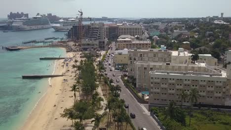 Luftaufnahme-Des-Verkehrs-Auf-Der-Bay-Street-In-Der-Innenstadt-Von-Nassau-Auf-Den-Bahamas---Neigung,-Drohnenaufnahme