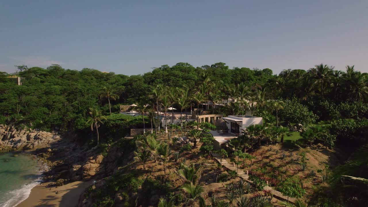 vista aérea del amanecer en el complejo de lujo y el área verde en huatulco