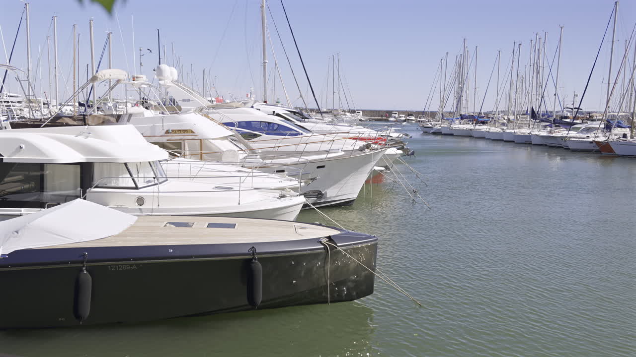 Barche ormeggiate che si muovono al vento a Port Vauban ad Antibes, Francia